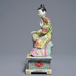 Un modèle d'une femme assise en porcelaine de Chine famille rose, Yongzheng — photo 5