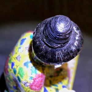 Un modèle d'une femme assise en porcelaine de Chine famille rose, Yongzheng — photo 9