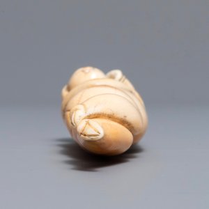 Un modèle d'une femme de médecin en ivoire sculpté, Chine, Ming ou début Qing — photo 6