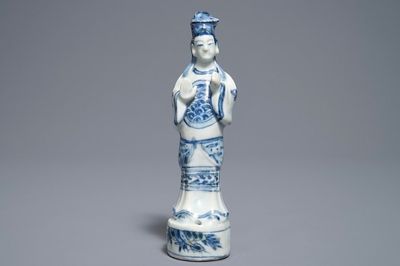 Un modèle d'une femme en porcelaine de Chine bleu et blanc, Wanli