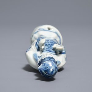 Un modèle d'une femme en porcelaine de Chine bleu et blanc, Wanli — photo 6