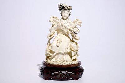 Un modèle d'une femme jouant la flûte en ivoire sculpté sur socle en bois, Chine, début du 20ème