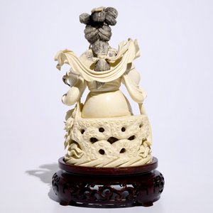 Un modèle d'une femme jouant la flûte en ivoire sculpté sur socle en bois, Chine, début du 20ème — photo 3