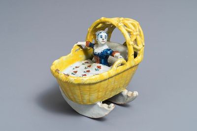Un modèle d’une fille en berceau en faïence polychrome de Delft, 18ème