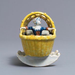 Un modèle d’une fille en berceau en faïence polychrome de Delft, 18ème — photo 3