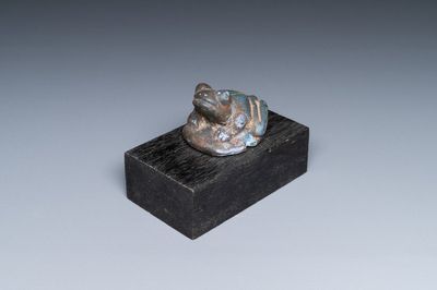 Un modèle d'une grenouille en faïence à émail turquoise et bleu de cobalt, Egypte, 15/11ème av. J.-C.