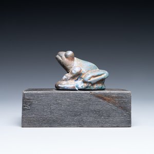 Un modèle d'une grenouille en faïence à émail turquoise et bleu de cobalt, Egypte, 15/11ème av. J.-C. — photo 2