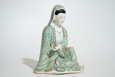 Un modèle d'une Guanyin assise en porcelaine de Chine famille rose, 19ème