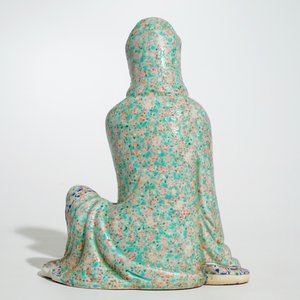 Un modèle d'une Guanyin assise en porcelaine de Chine famille rose, 19ème — photo 4