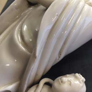 Un modèle d'une Guanyin avec enfant et un Bouddha en blanc de Chine de Dehua, 18/19ème — photo 22