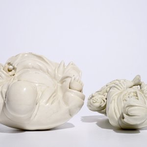 Un modèle d'une Guanyin avec enfant et un Bouddha en blanc de Chine de Dehua, 18/19ème — photo 6
