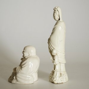 Un modèle d'une Guanyin avec enfant et un Bouddha en blanc de Chine de Dehua, 18/19ème — photo 8