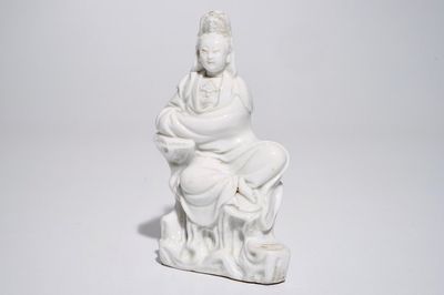 Un modèle d'une Guanyin sur un rocher en blanc de Chine de Dehua, 18ème