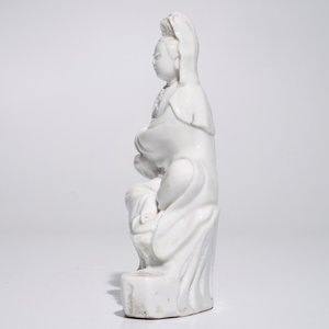 Un modèle d'une Guanyin sur un rocher en blanc de Chine de Dehua, 18ème — photo 5