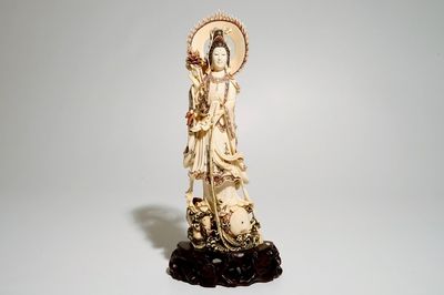 Un modèle d'une Guanyin sur une carpe en ivoire sculpté, Japon, Taisho, vers 1930, signé