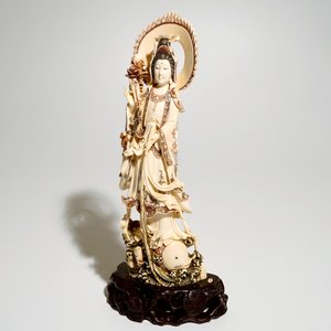 Un modèle d'une Guanyin sur une carpe en ivoire sculpté, Japon, Taisho, vers 1930, signé — photo 8