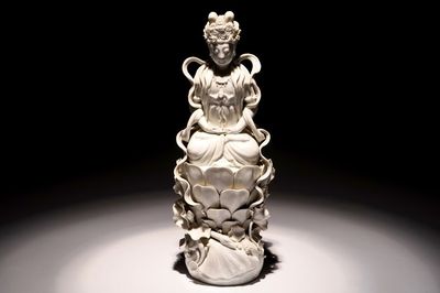 Un modèle d'une Guanyin sur une fleur de lotus en blanc de Chine de Dehua, 19/20ème
