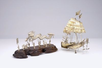 Un modèle d'une jonque et d'une procession au dragon en argent chinois, 19/20ème