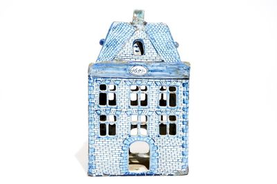 Un modèle d'une maison en faïence de Delft bleu et blanc, 18ème