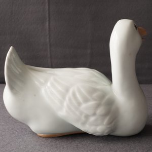 Un modèle d'une oie en porcelaine blanc de Chine, marque en creux, République, 20ème — photo 11