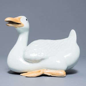 Un modèle d'une oie en porcelaine blanc de Chine, marque en creux, République, 20ème — photo 2