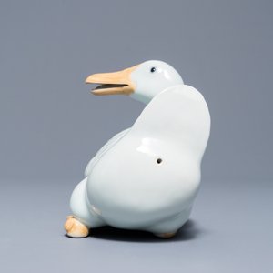 Un modèle d'une oie en porcelaine blanc de Chine, marque en creux, République, 20ème — photo 3