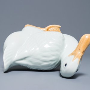Un modèle d'une oie en porcelaine blanc de Chine, marque en creux, République, 20ème — photo 7
