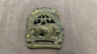 Un modèle d'une panthère en bronze romain et une plaque de ceinture avec un lion, ca. 2ème — photo 1