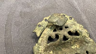 Un modèle d'une panthère en bronze romain et une plaque de ceinture avec un lion, ca. 2ème — photo 3