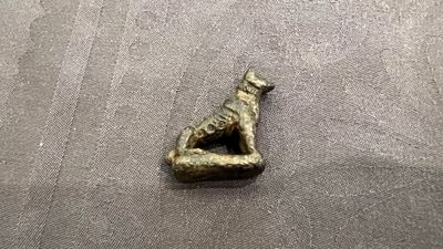 Un modèle d'une panthère en bronze romain et une plaque de ceinture avec un lion, ca. 2ème — photo 4