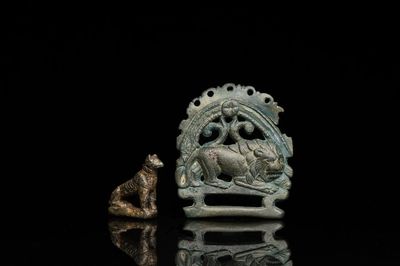 Un modèle d'une panthère en bronze romain et une plaque de ceinture avec un lion, ca. 2ème