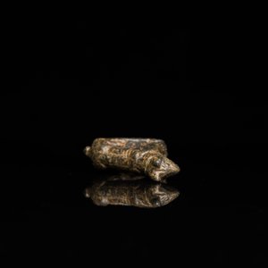 Un modèle d'une panthère en bronze romain et une plaque de ceinture avec un lion, ca. 2ème — photo 8
