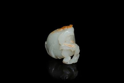 Un modèle d'une pêche en jade céladon et rouille, Ming