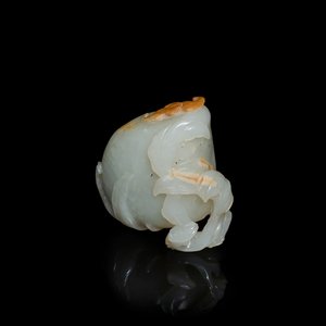 Un modèle d'une pêche en jade céladon et rouille, Ming — photo 1