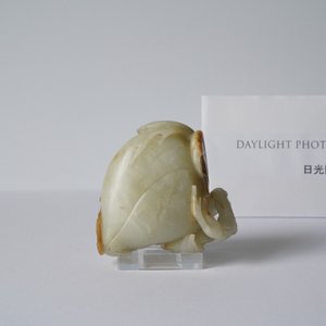 Un modèle d'une pêche en jade céladon et rouille, Ming — photo 12