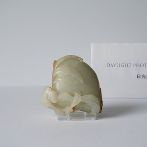 Un modèle d'une pêche en jade céladon et rouille, Ming — photo 13