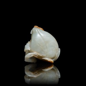 Un modèle d'une pêche en jade céladon et rouille, Ming — photo 4