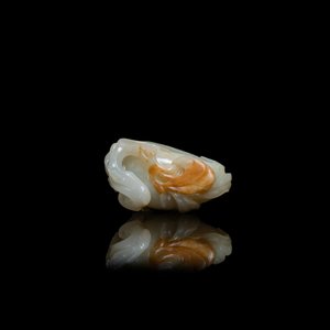 Un modèle d'une pêche en jade céladon et rouille, Ming — photo 7