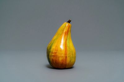 Un modèle d'une poire en faïence polychrome de Delft, 18ème