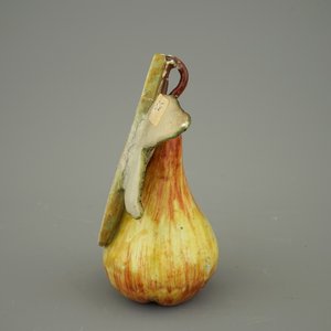 Un modèle d'une poire en faïence polychrome de Delft, 18ème — photo 2