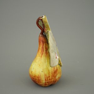 Un modèle d'une poire en faïence polychrome de Delft, 18ème — photo 4