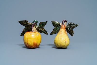 Un modèle d'une pomme et un d'une poire en faïence de Delft polychrome, 18ème