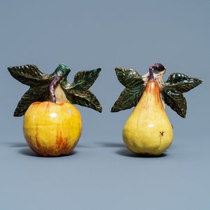 Un modèle d'une pomme et un d'une poire en faïence de Delft polychrome, 18ème — photo 1