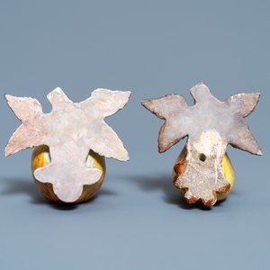 Un modèle d'une pomme et un d'une poire en faïence de Delft polychrome, 18ème — photo 3