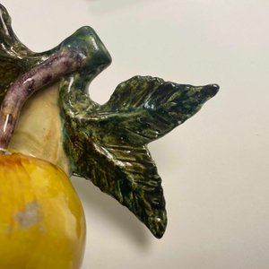 Un modèle d'une pomme et un d'une poire en faïence de Delft polychrome, 18ème — photo 7