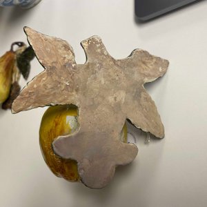 Un modèle d'une pomme et un d'une poire en faïence de Delft polychrome, 18ème — photo 10