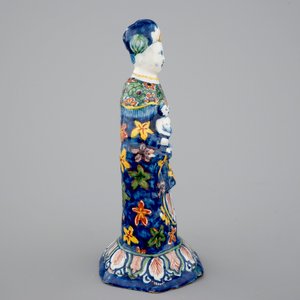 Un modèle d'une Vierge à l'Enfant en faïence polychrome de Delft, chinoiserie, 18ème — photo 3
