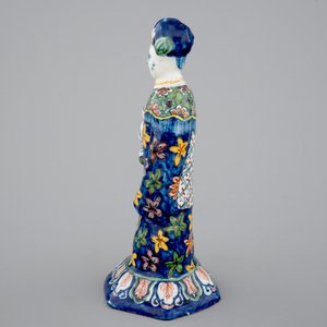Un modèle d'une Vierge à l'Enfant en faïence polychrome de Delft, chinoiserie, 18ème — photo 5