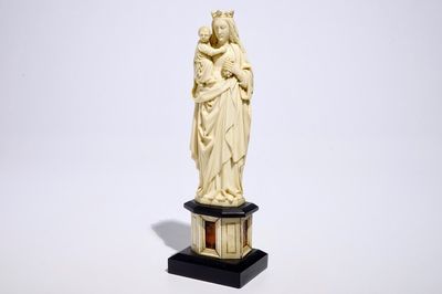 Un modèle d'une Vierge à l'enfant en ivoire sculpté, Dieppe, France, 19ème