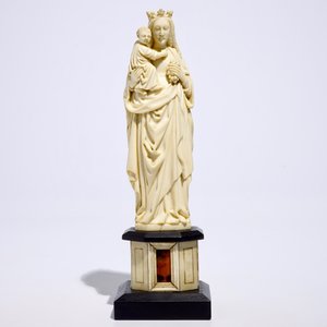 Un modèle d'une Vierge à l'enfant en ivoire sculpté, Dieppe, France, 19ème — photo 2